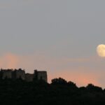 Luna sul castello di Matinale