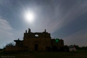 Le rovine di Monterano sotto il cielo stellato.